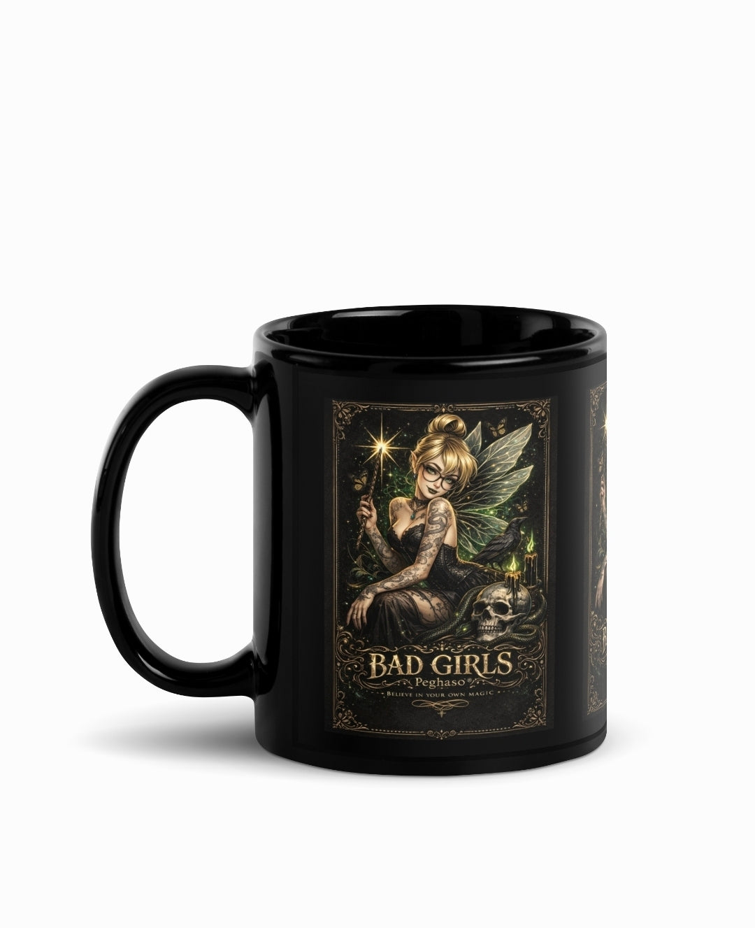 Taza regalo negra de Campanilla tatuada con estética neotradicional de la colección BAD GIRLS Peghaso.