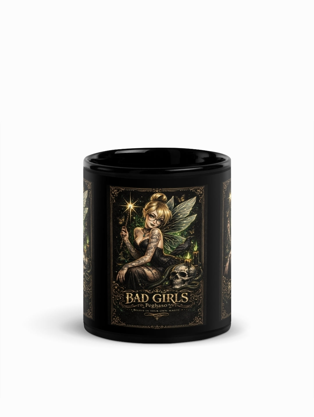 Ilustración detallada de Campanilla tatuada con calavera y cuervo en taza de cerámica negra.