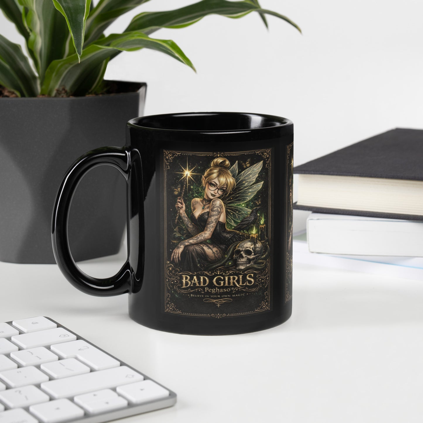 Taza REGALO negra de Campanilla tatuada con estética neotradicional de la colección BAD GIRLS Peghaso.