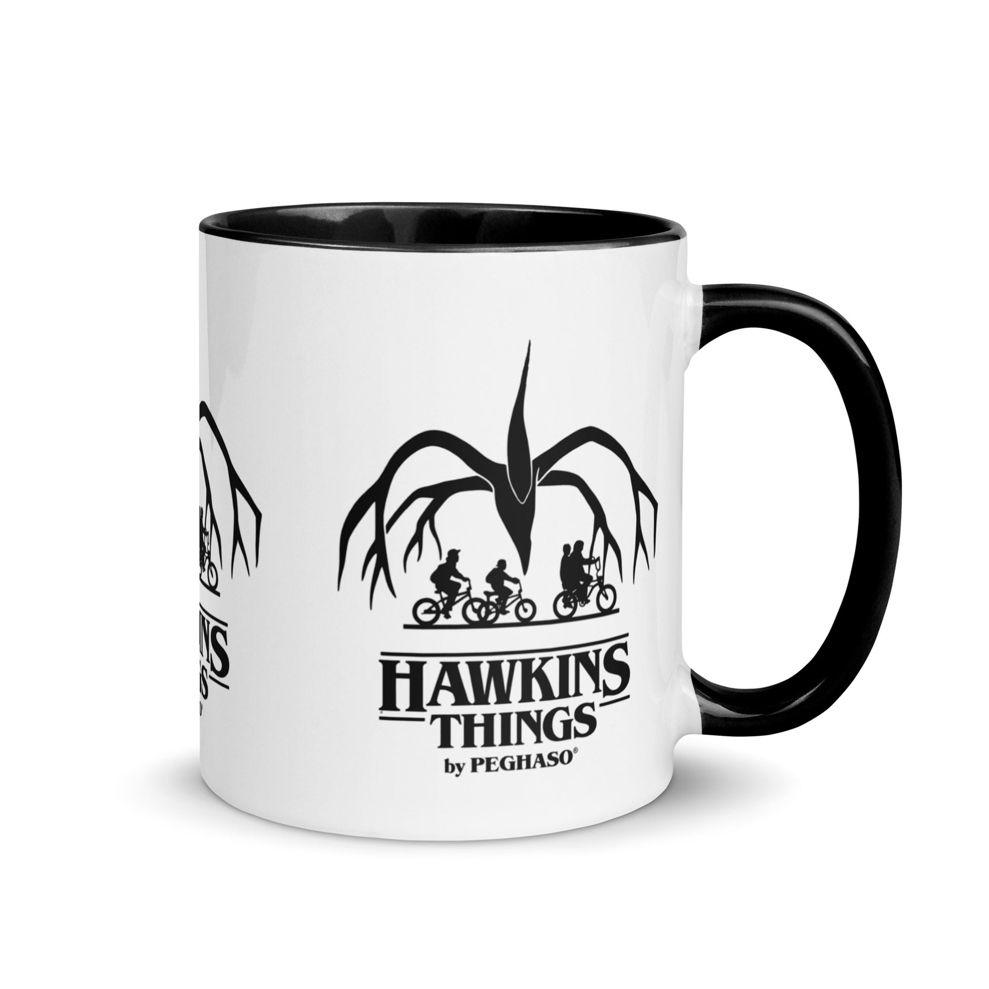 Mano sosteniendo taza ceramica Hawkins Things estilo Stranger Things