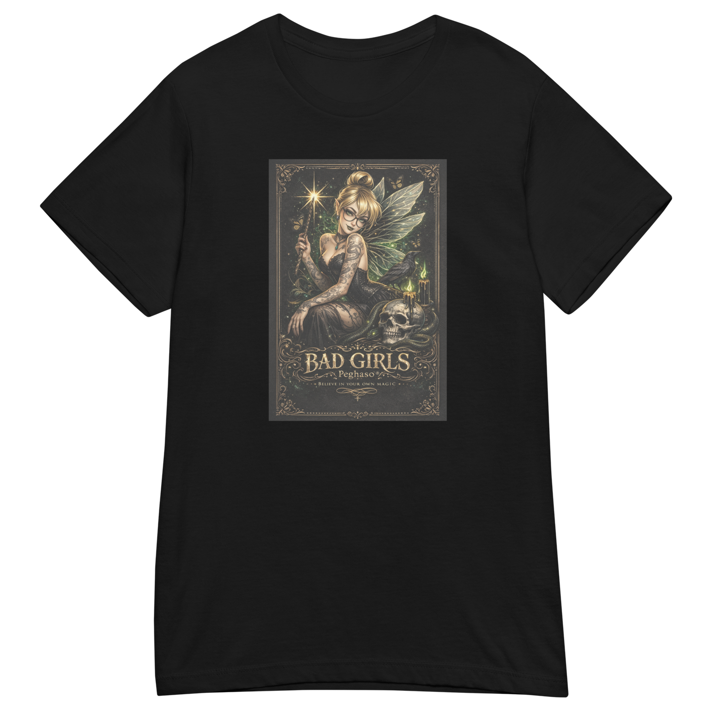 Camiseta de Campanilla de Disney con tatuajes y alas de hada, estilo artístico alternativo colección Bad Girls de Peghaso.