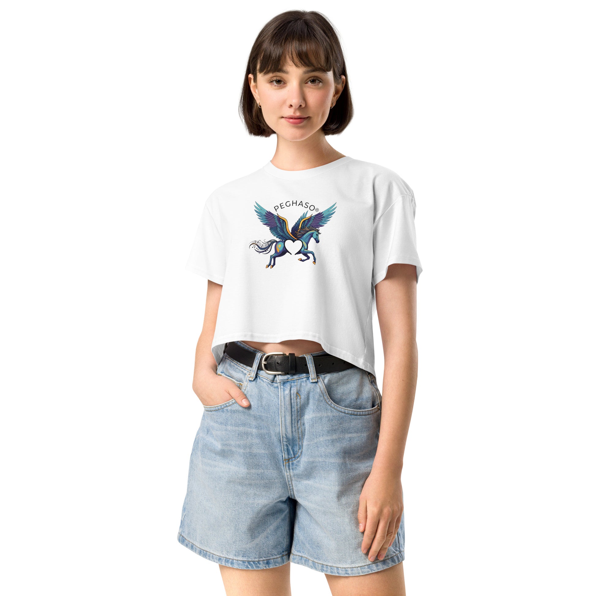 Camiseta blanca tipo crop top para mujer con estampado de pegaso azul de la marca Peghaso.