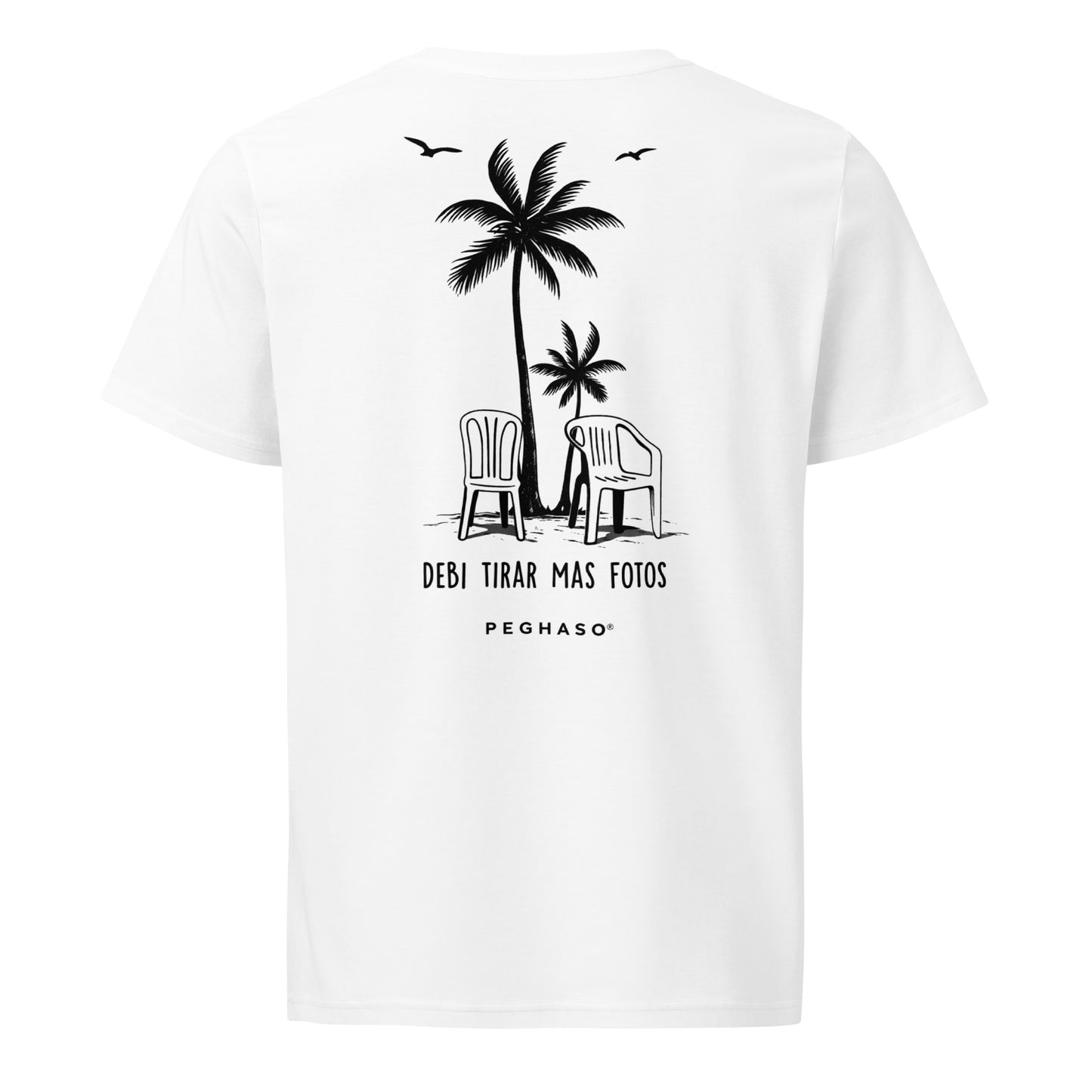 Camiseta blanca Peghaso con diseño de palmeras y frase Debí Tirar Más Fotos estilo Bad Bunny.