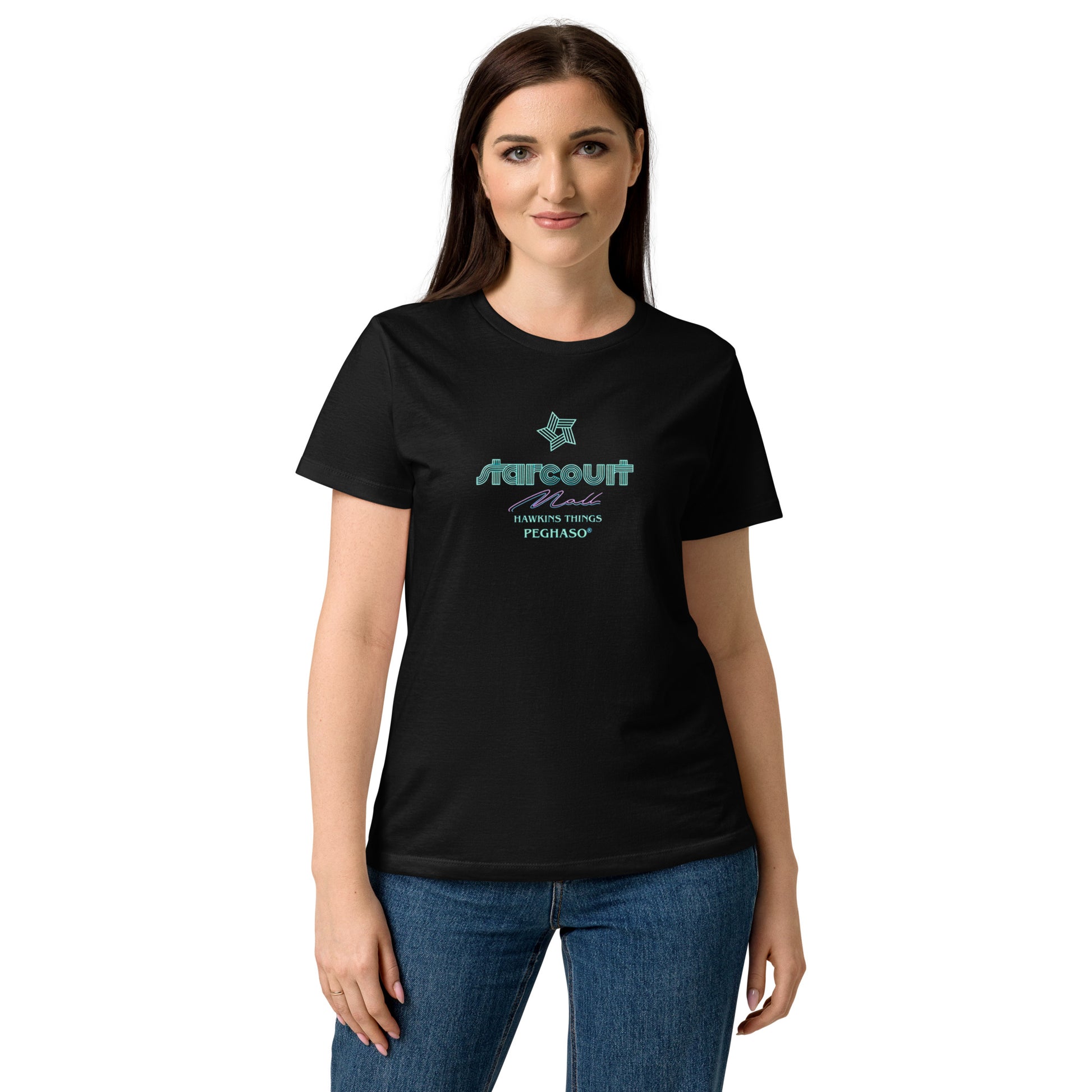 Modelo vistiendo camiseta negra de mujer con logo Starcourt Mall de la serie Stranger Things, colección Hawkins Things de la marca PEGHASO.