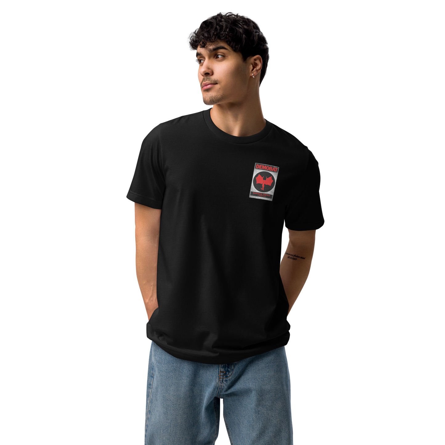 Camiseta negra Demobat logo pecho colección Hawkins Things Peghaso stranger things