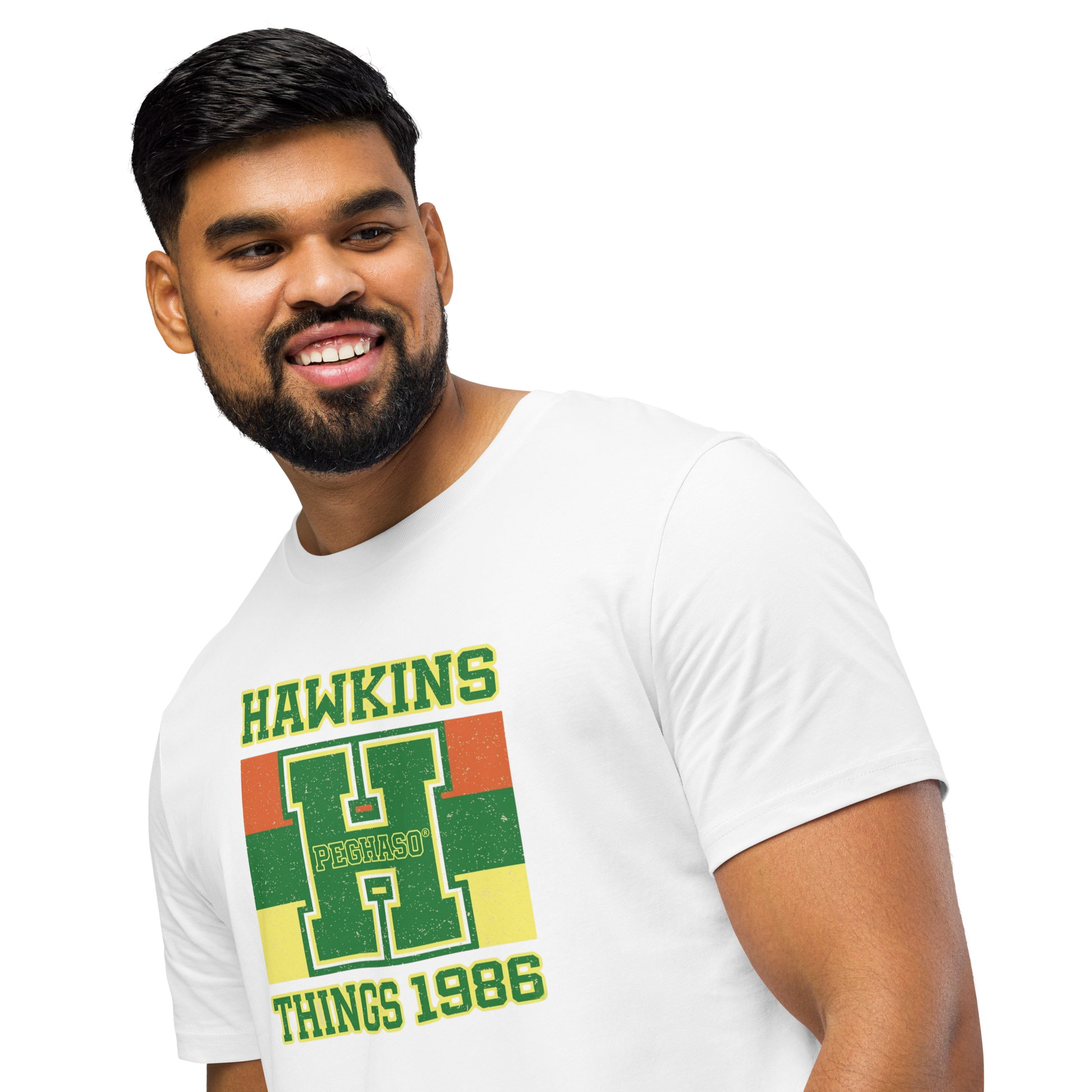 Modelo con camiseta Hawkins 1986 Peghaso de algodón orgánico look urbano.