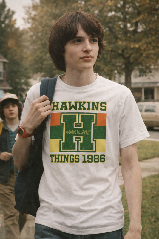 Camiseta blanca Peghaso diseño Hawkins Things 1986 estilo universitario vintage.