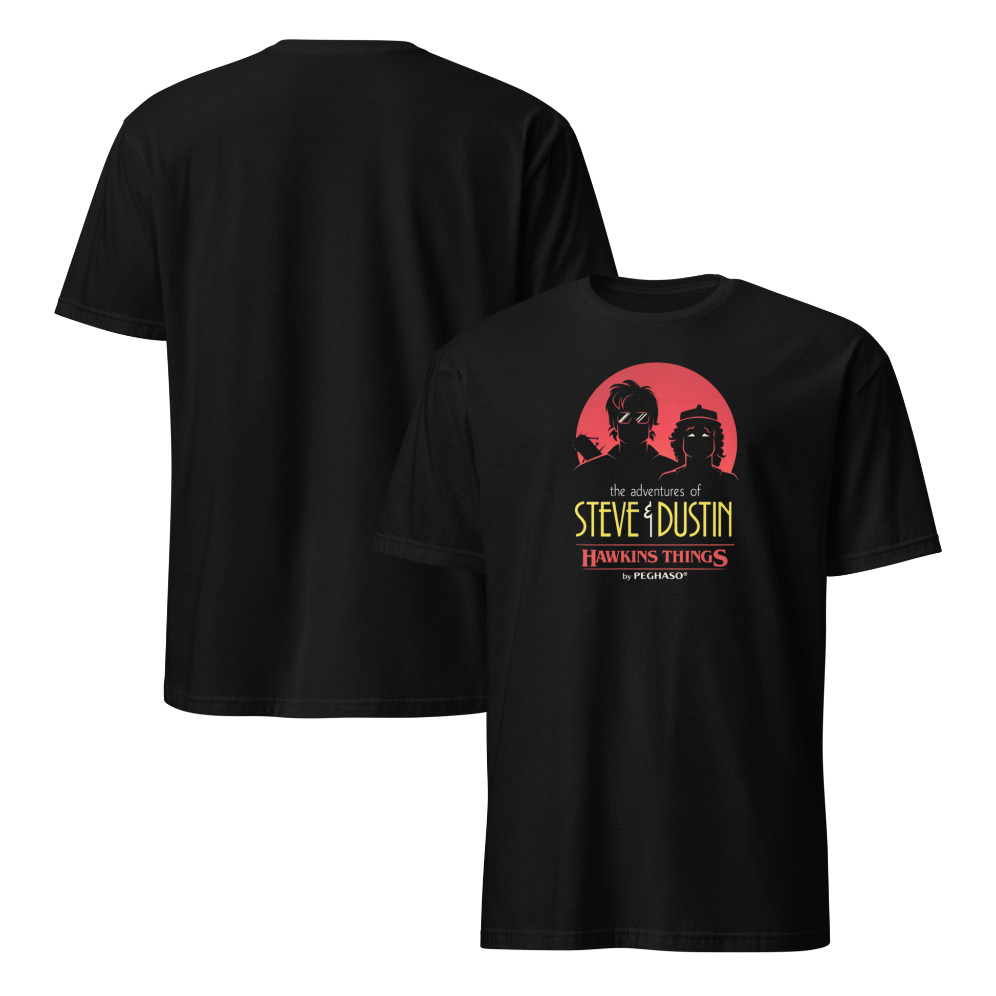 Modelo luciendo camiseta negra con diseño de Steve Harrington y Dustin Henderson estilo Batman y Robin de los 80, colección Hawkins Things de PEGHASO. Camiseta Stranger things