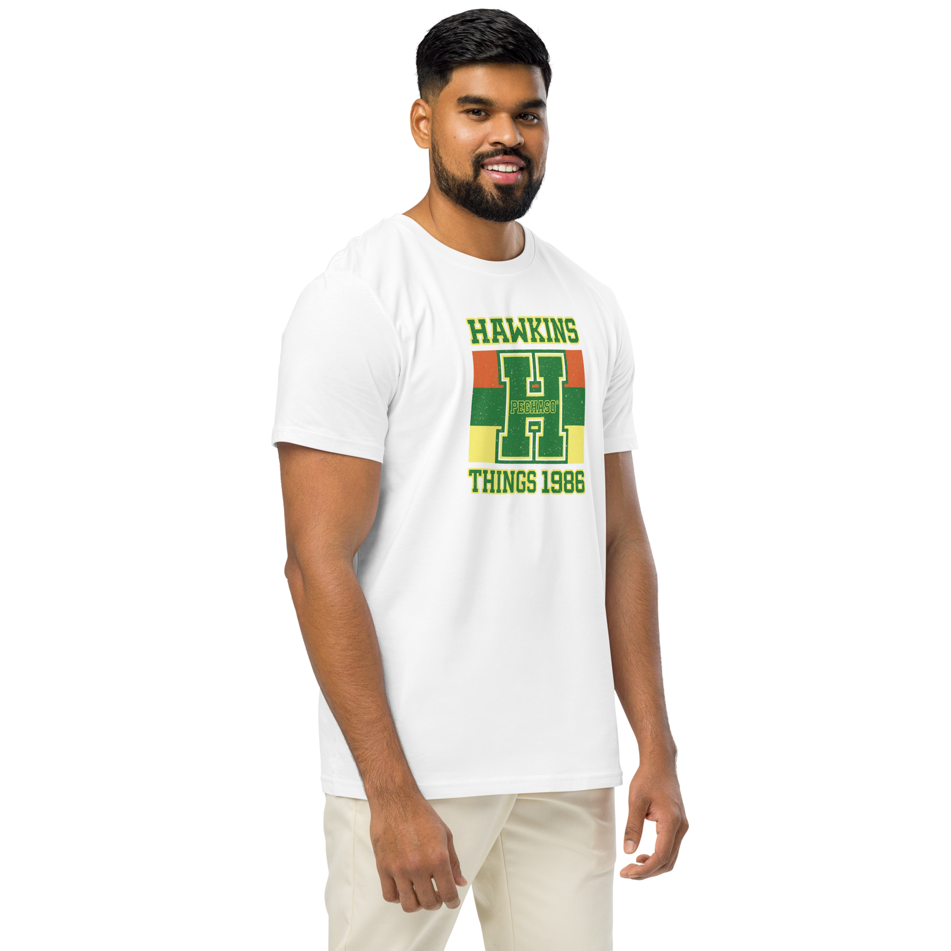 Camiseta blanca Peghaso diseño Hawkins Things 1986 estilo universitario vintage.
