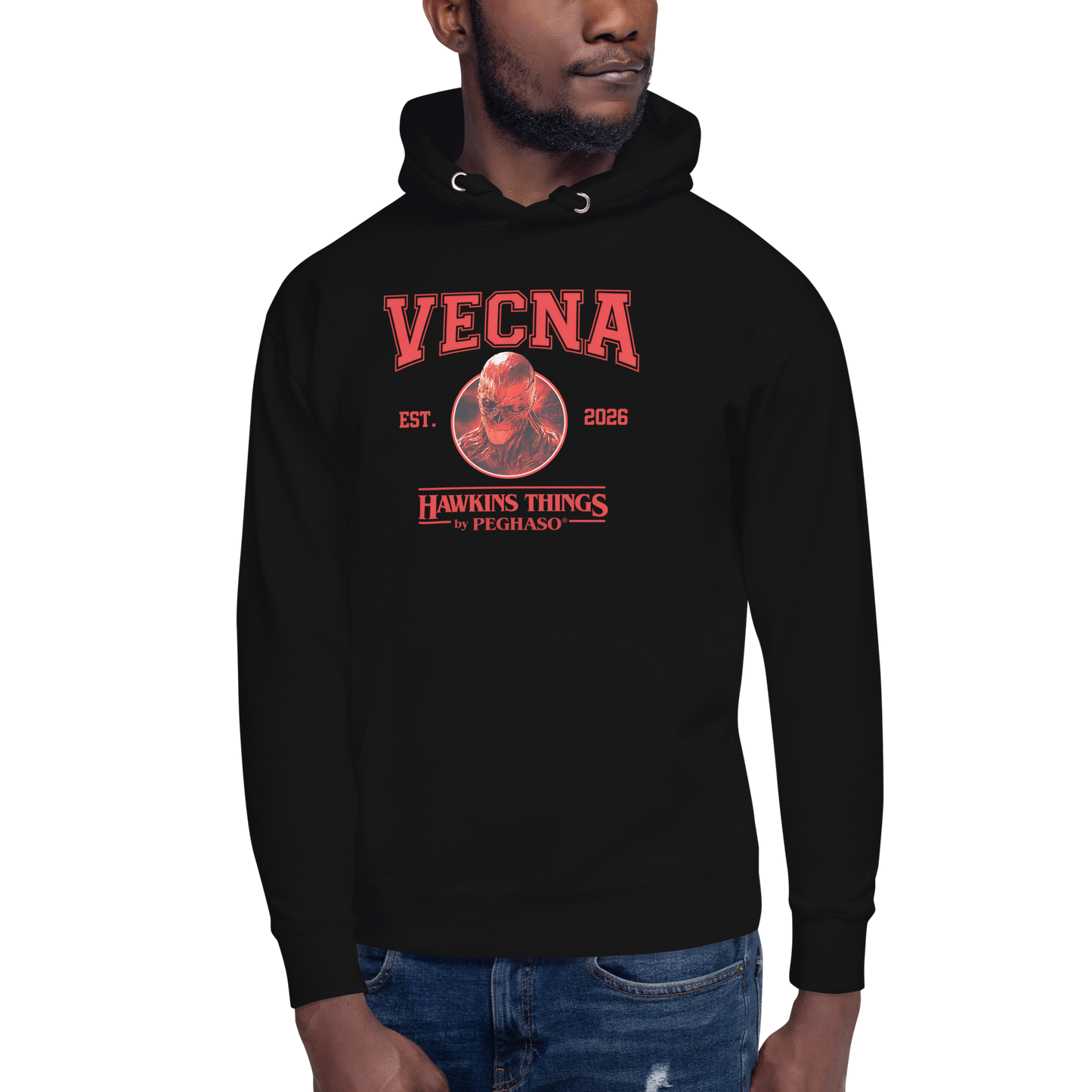 Modelo vistiendo la sudadera urbana de lujo de Vecna Stranger Things.