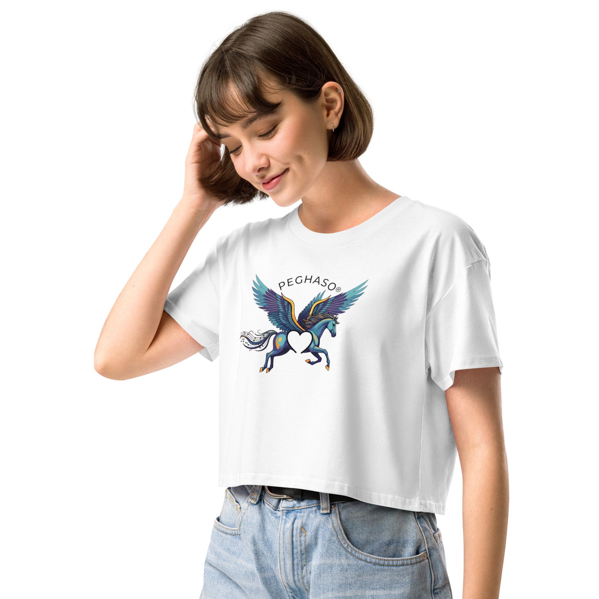 Modelo vistiendo crop top blanco de algodón con ilustración de pegaso y shorts vaqueros de tiro alto