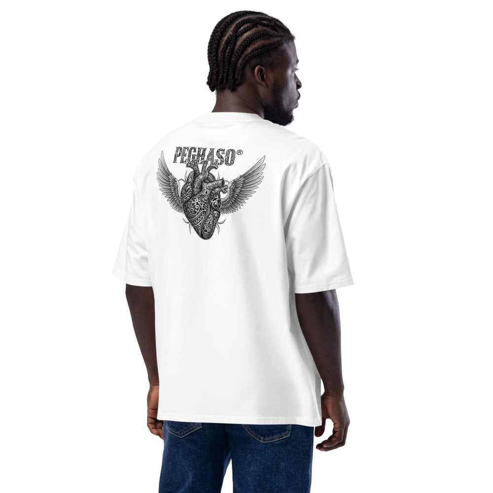 Camiseta oversize de lujo PEGHASO® "The Sacred Heart" en color blanco, con diseño de corazón alado en espalda. Corazon tatuado.