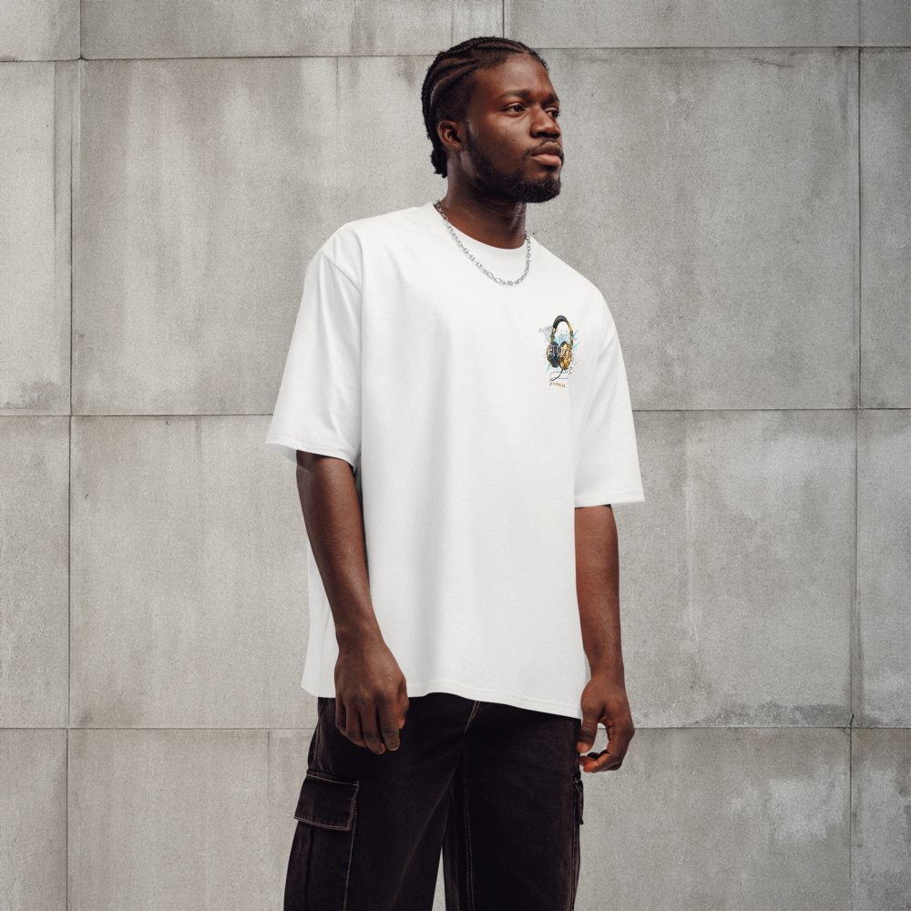 Camiseta oversize de lujo PEGHASO® "Enjoy Dj" en color blanco, con logo de auriculares dorados y la palabra "ENJOY" en el pecho.