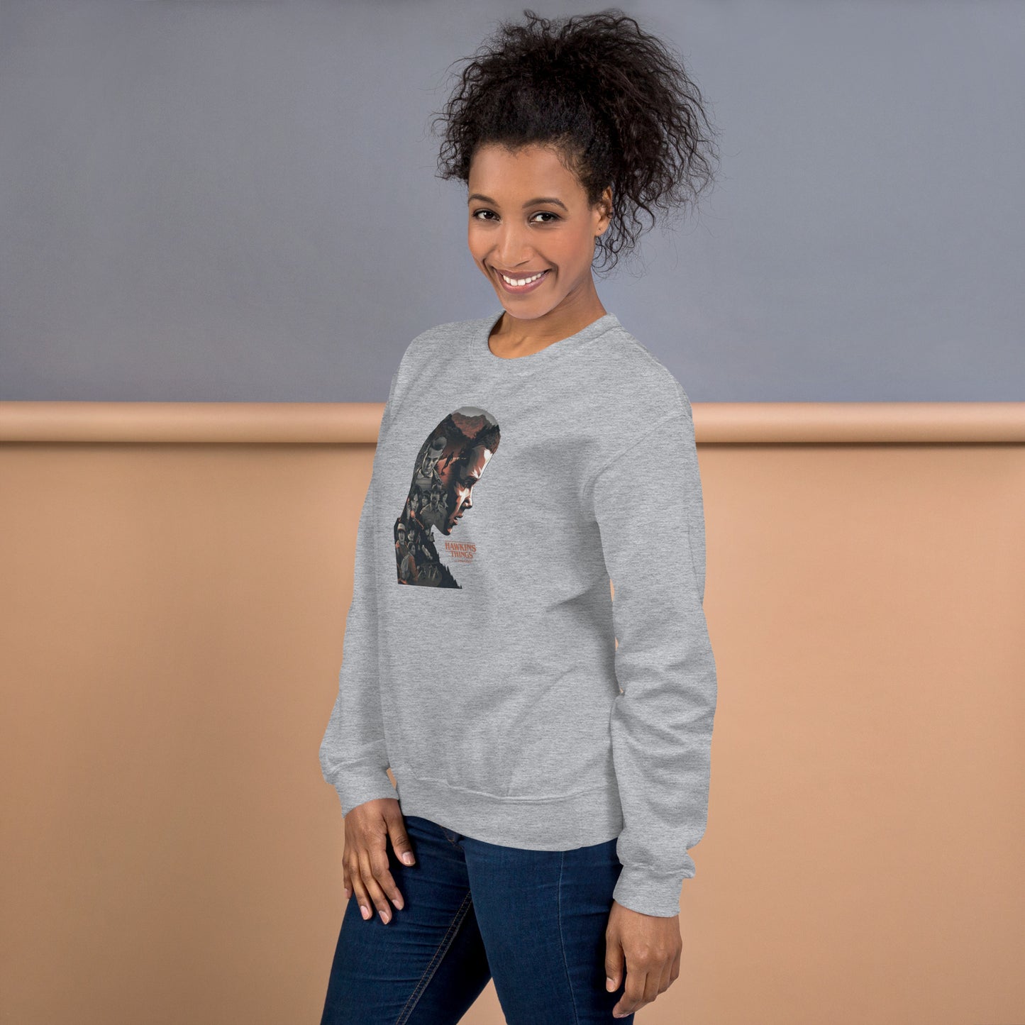Prenda sudadera gris blanca premium 011 Once Eleven Stranger things de la colección Hawkins Things by PEGHASO.