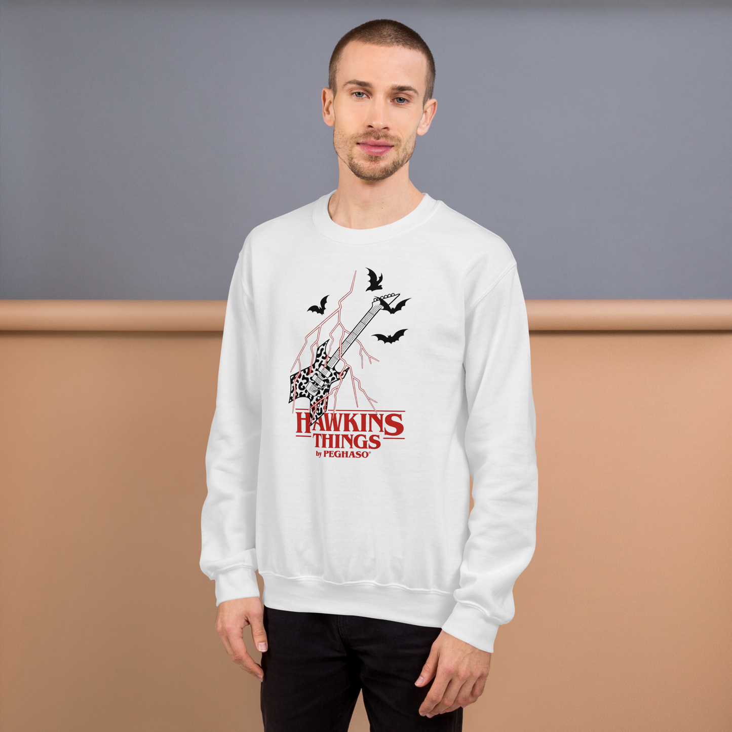 Sudadera blanca con diseño de guitarra de Eddie Munson y rayos, colección Hawkins Things de PEGHASO