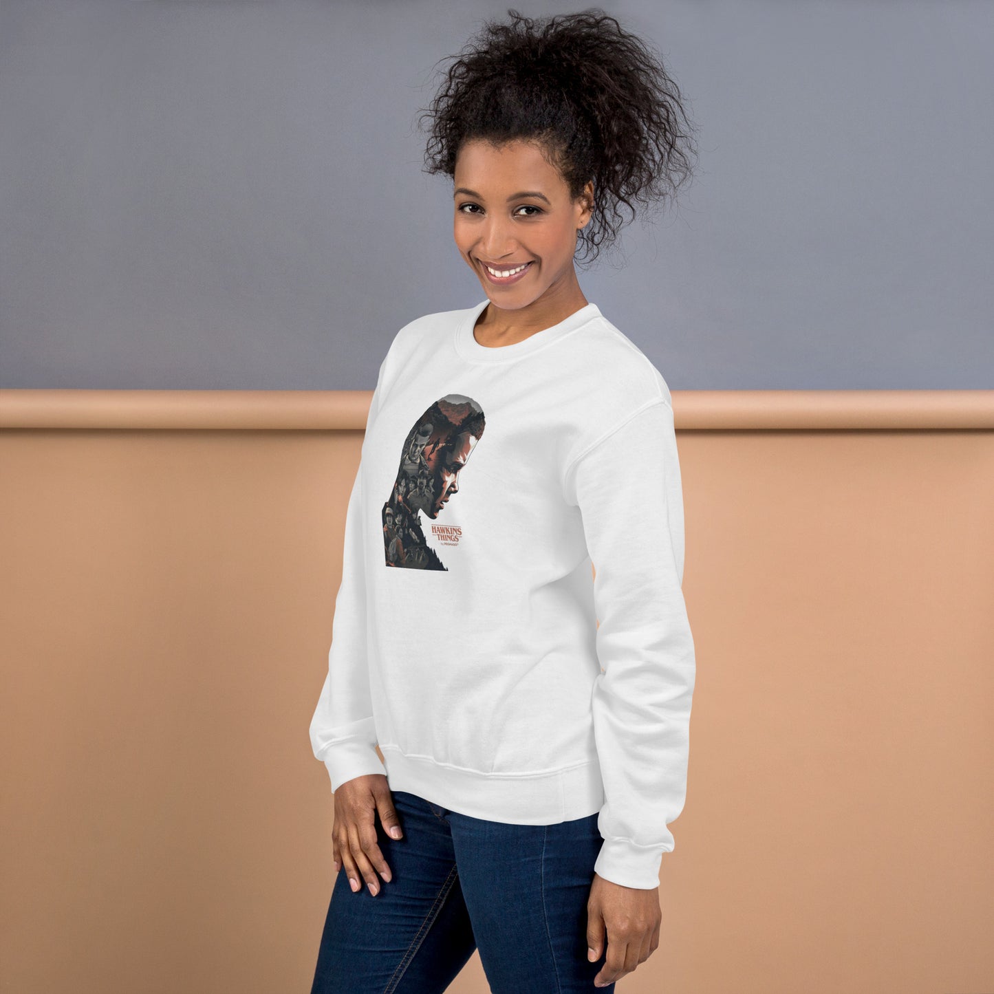 Prenda sudadera gris blanca premium 011 Once Eleven Stranger things de la colección Hawkins Things by PEGHASO.