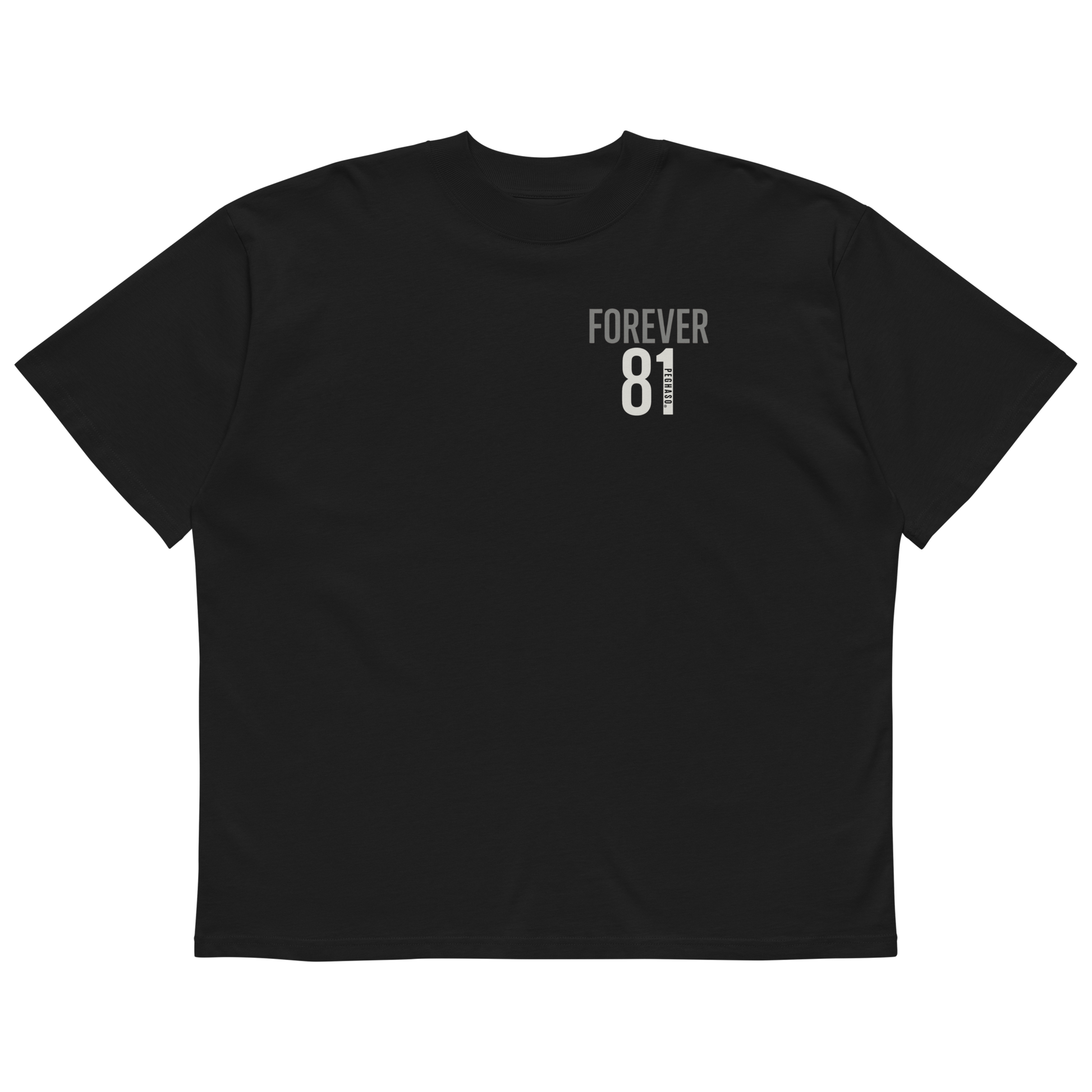 Modelo vistiendo camiseta streetwear oversize "FOREVER 81