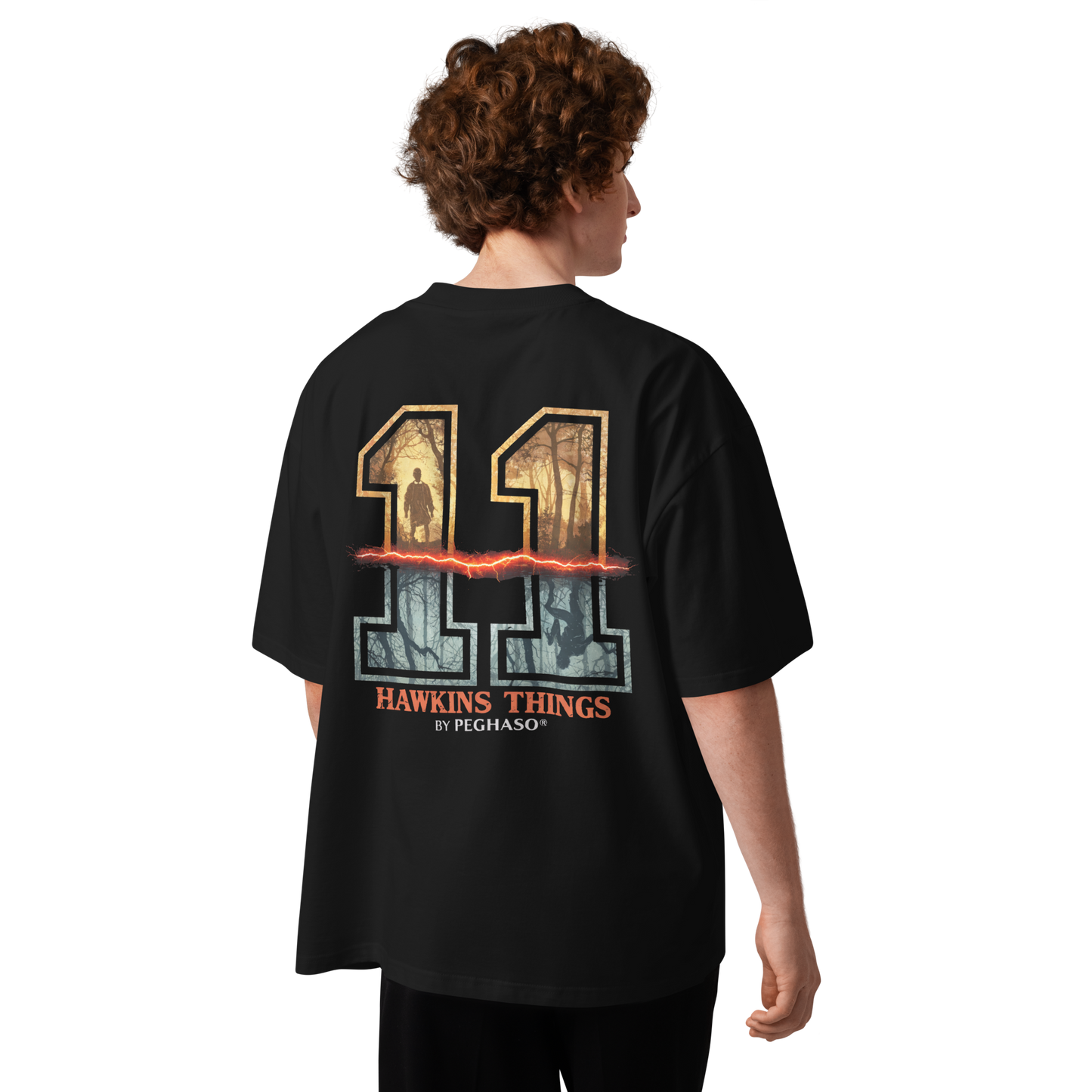 Camiseta negra blanca hombre mujer oversize 011 Once Eleven estilo streetwear de lujo PEGHASO. Detalle del corte de hombro caído en la camiseta 011 premium Stranger things