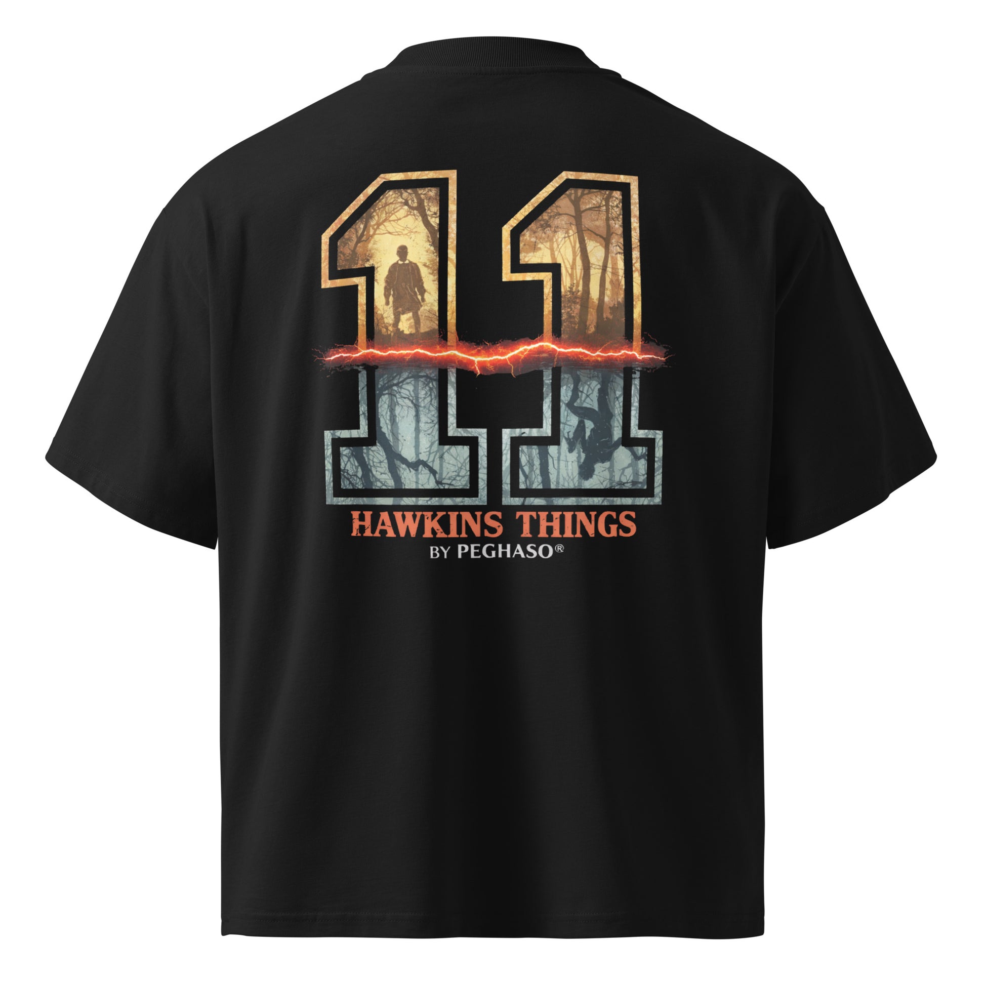 Camiseta negra blanca hombre mujer oversize 011 Once Eleven estilo streetwear de lujo PEGHASO. Detalle del corte de hombro caído en la camiseta 011 premium Stranger things