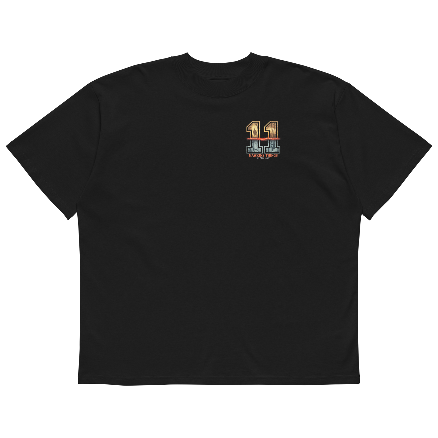 Camiseta negra blanca hombre mujer oversize 011 Once Eleven estilo streetwear de lujo PEGHASO. Detalle del corte de hombro caído en la camiseta 011 premium Stranger things