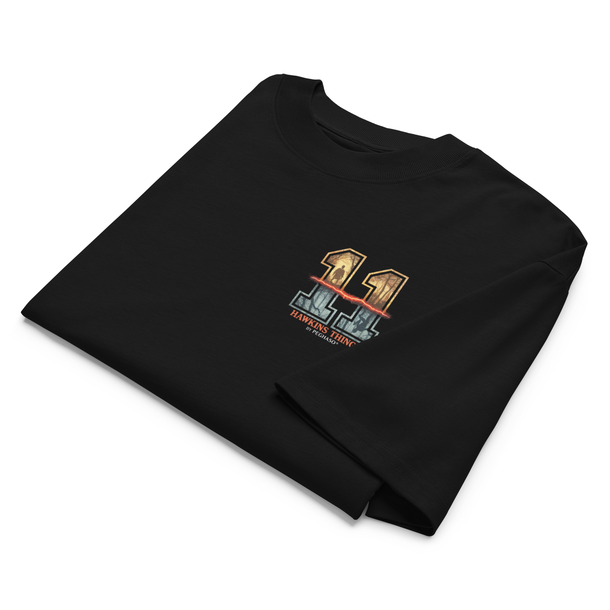 Camiseta negra blanca hombre mujer oversize 011 Once Eleven estilo streetwear de lujo PEGHASO. Detalle del corte de hombro caído en la camiseta 011 premium Stranger things