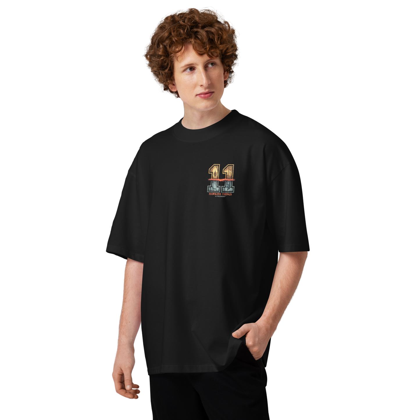 Camiseta negra blanca hombre mujer oversize 011 Once Eleven estilo streetwear de lujo PEGHASO. Detalle del corte de hombro caído en la camiseta 011 premium Stranger things