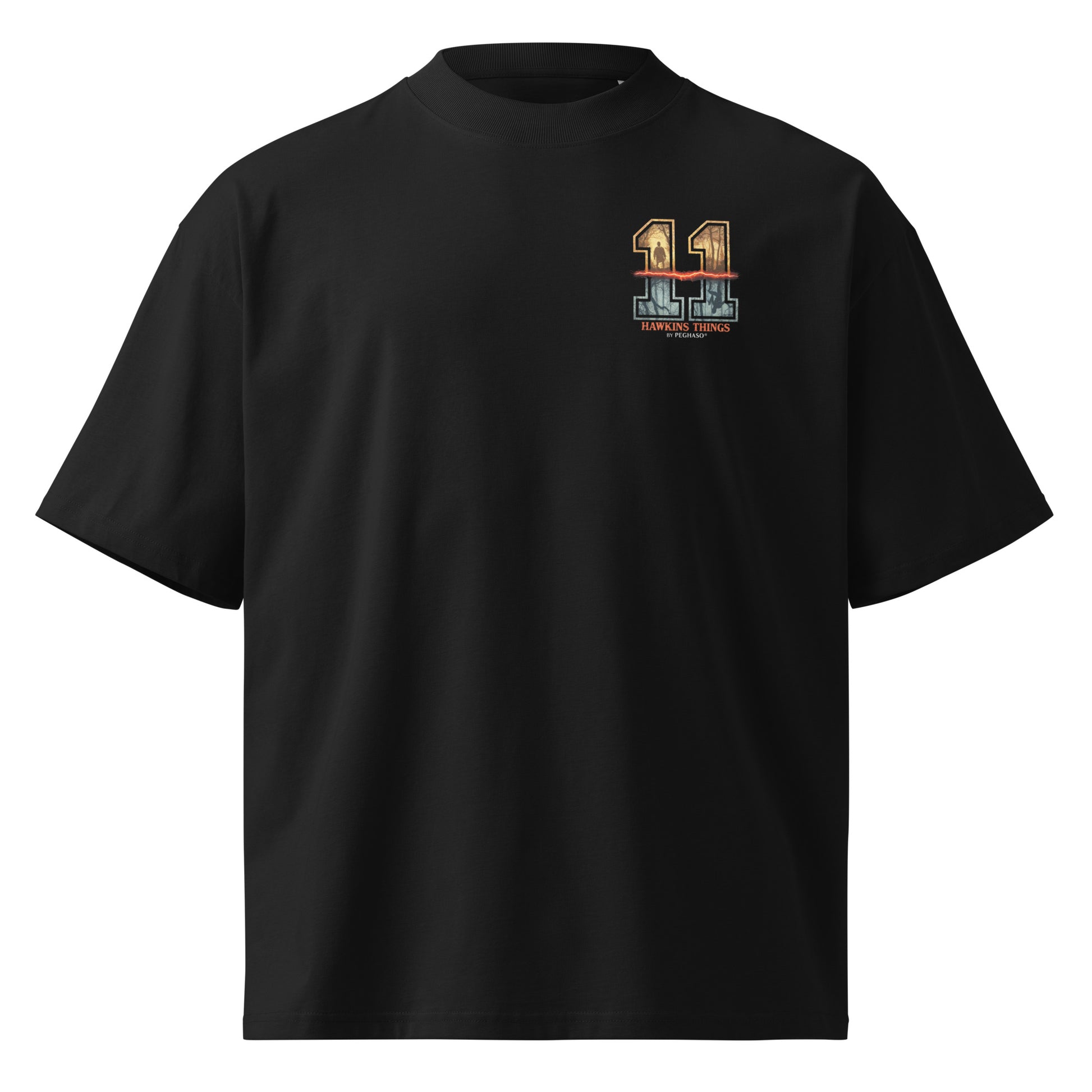 Camiseta negra blanca hombre mujer oversize 011 Once Eleven estilo streetwear de lujo PEGHASO. Detalle del corte de hombro caído en la camiseta 011 premium Stranger things
