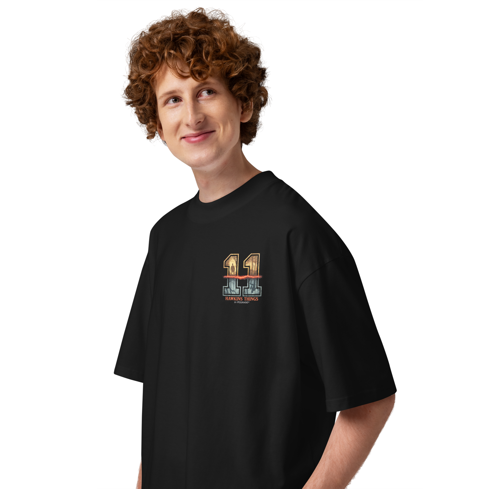 Camiseta negra blanca hombre mujer oversize 011 Once Eleven estilo streetwear de lujo PEGHASO. Detalle del corte de hombro caído en la camiseta 011 premium Stranger things