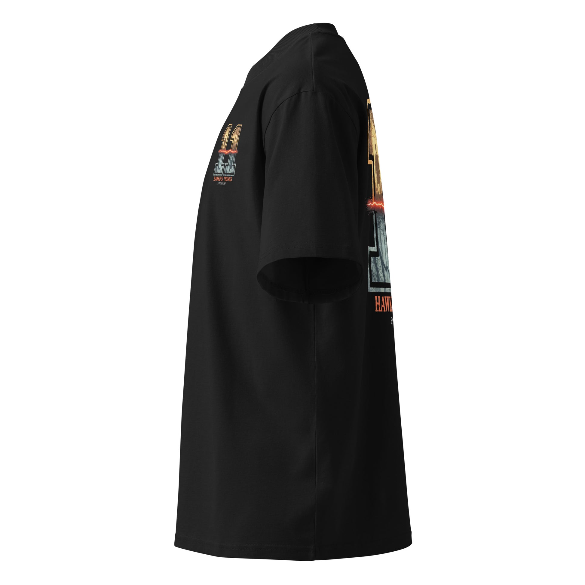 Camiseta negra blanca hombre mujer oversize 011 Once Eleven estilo streetwear de lujo PEGHASO. Detalle del corte de hombro caído en la camiseta 011 premium Stranger things