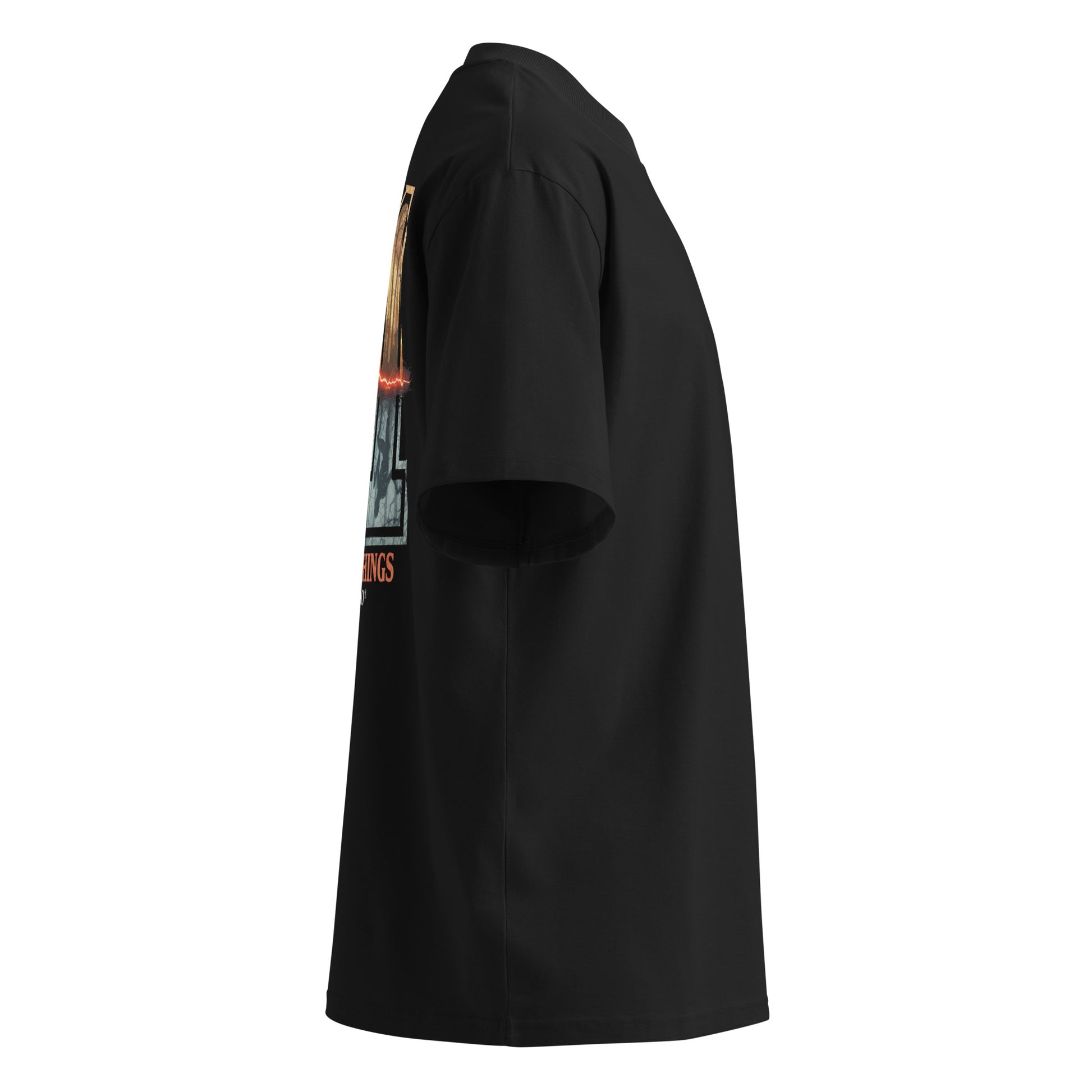 Camiseta negra blanca hombre mujer oversize 011 Once Eleven estilo streetwear de lujo PEGHASO. Detalle del corte de hombro caído en la camiseta 011 premium Stranger things
