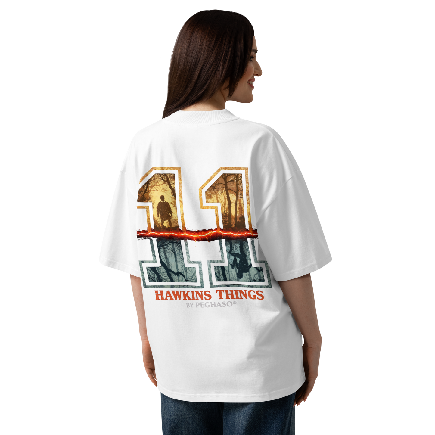 Camiseta negra blanca hombre mujer oversize 011 Once Eleven estilo streetwear de lujo PEGHASO. Detalle del corte de hombro caído en la camiseta 011 premium Stranger things