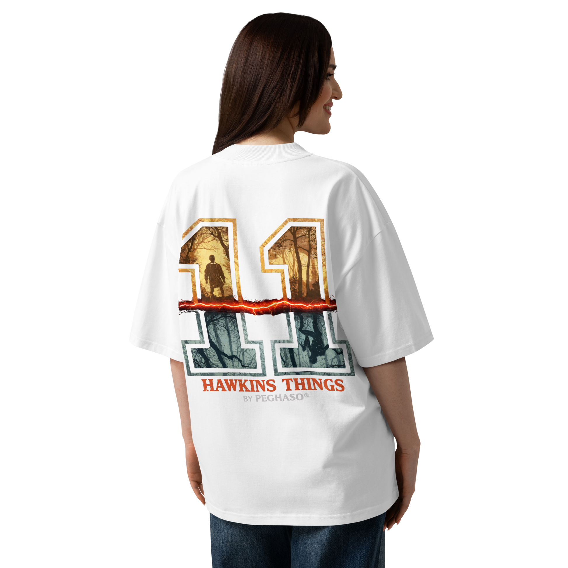Camiseta negra blanca hombre mujer oversize 011 Once Eleven estilo streetwear de lujo PEGHASO. Detalle del corte de hombro caído en la camiseta 011 premium Stranger things