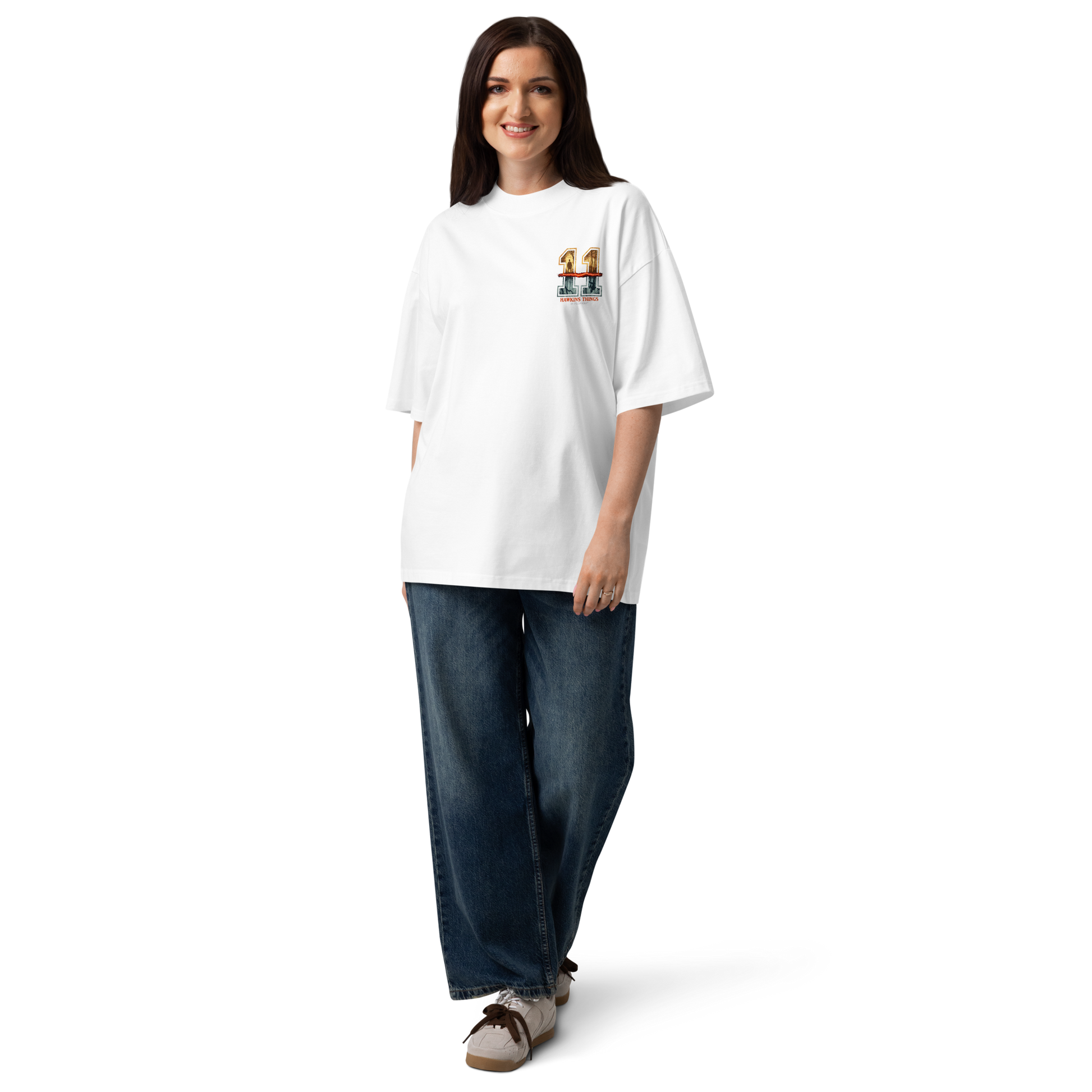 Camiseta negra blanca hombre mujer oversize 011 Once Eleven estilo streetwear de lujo PEGHASO. Detalle del corte de hombro caído en la camiseta 011 premium Stranger things