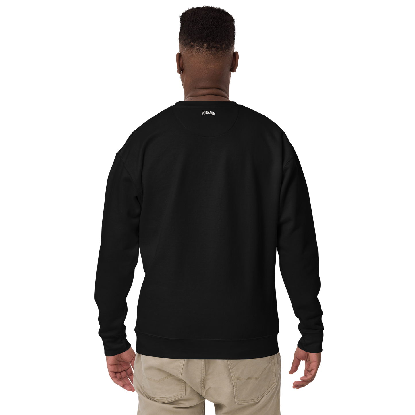 Parte trasera de sudadera premium PEGHASO PGHS color negro, detalle logo PEGHASO en la nuca.