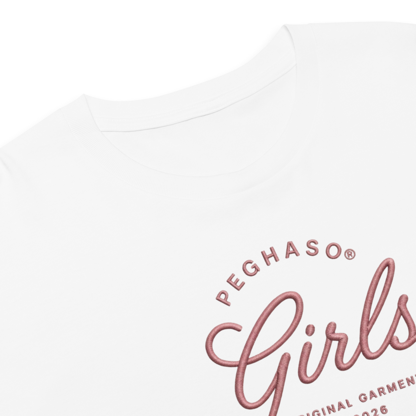 woman-wearing-white-surf-crop-top-california-aesthetic-summer-outfit-peghaso