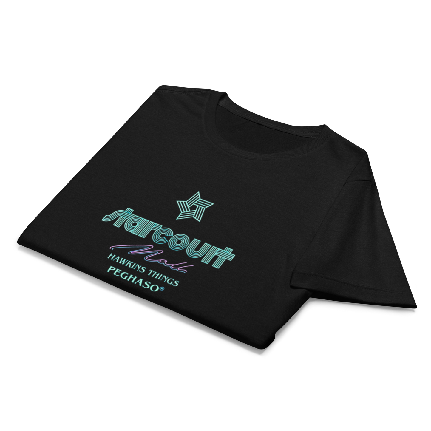 Modelo vistiendo camiseta negra de mujer con logo Starcourt Mall de la serie Stranger Things, colección Hawkins Things de la marca PEGHASO.