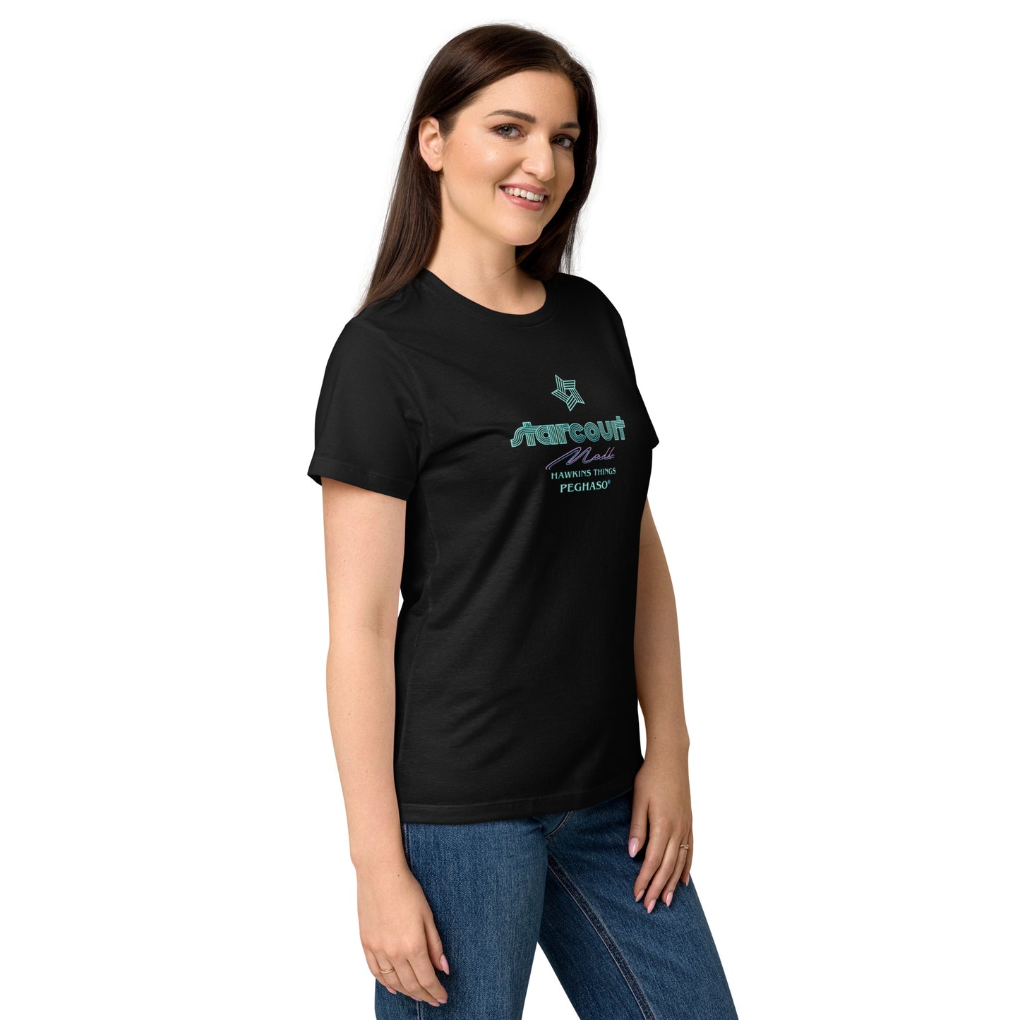Modelo vistiendo camiseta negra de mujer con logo Starcourt Mall de la serie Stranger Things, colección Hawkins Things de la marca PEGHASO.