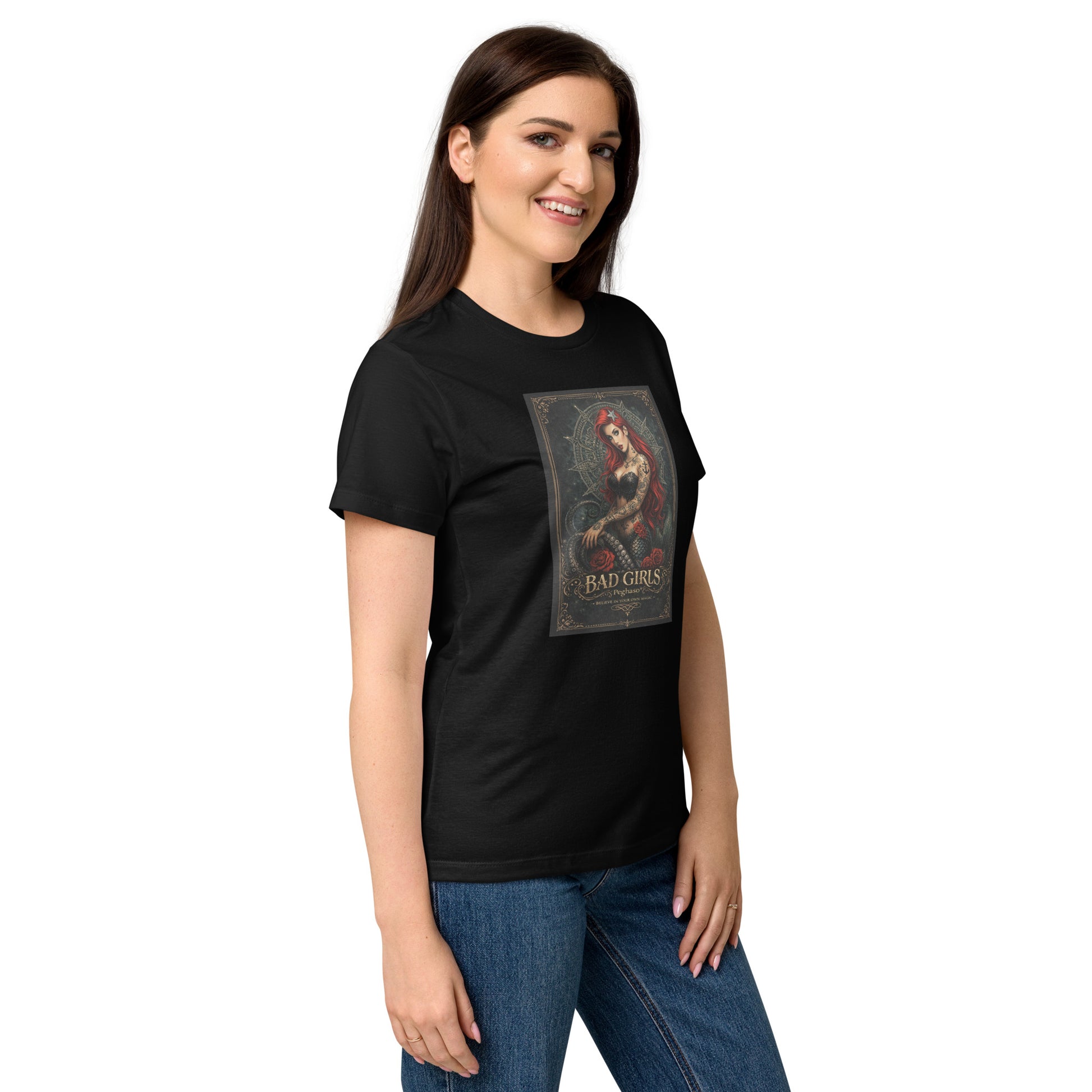 Modelo vistiendo camiseta Bad Girls Sirenita tatuada moda urbana Peghaso.